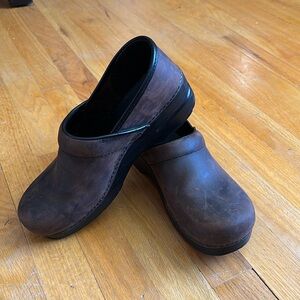 Dansko Cordovan Brown Nubuck Leather Clogs Size 9 (41)